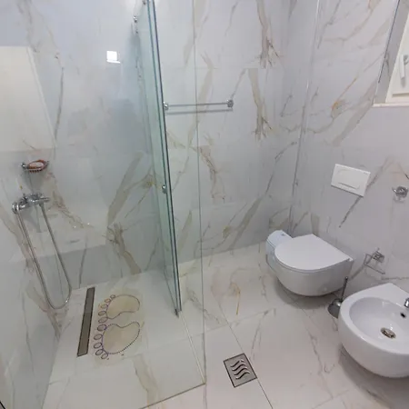 Luxury 3 *